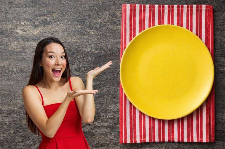 donna sorridente indica piatto