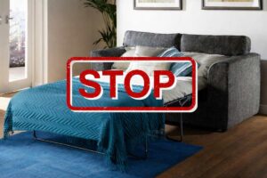 divano letto e scritta stop