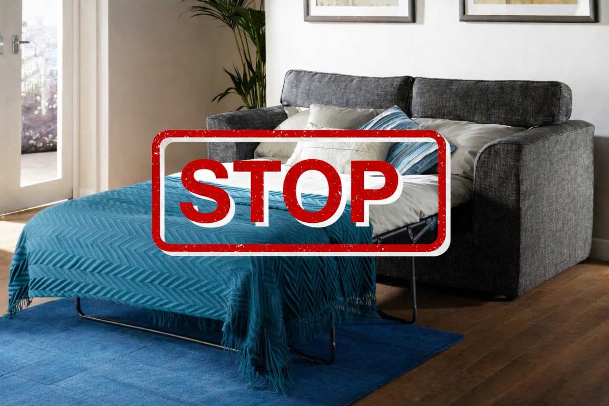 divano letto e scritta stop