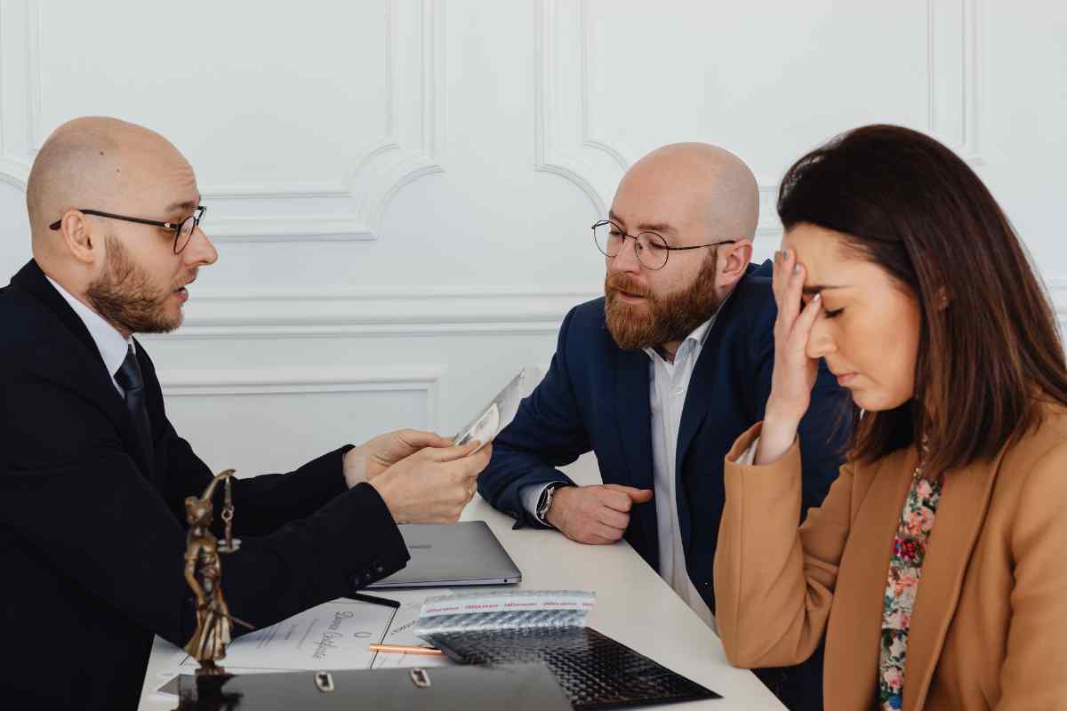 uomo e donna con consulente