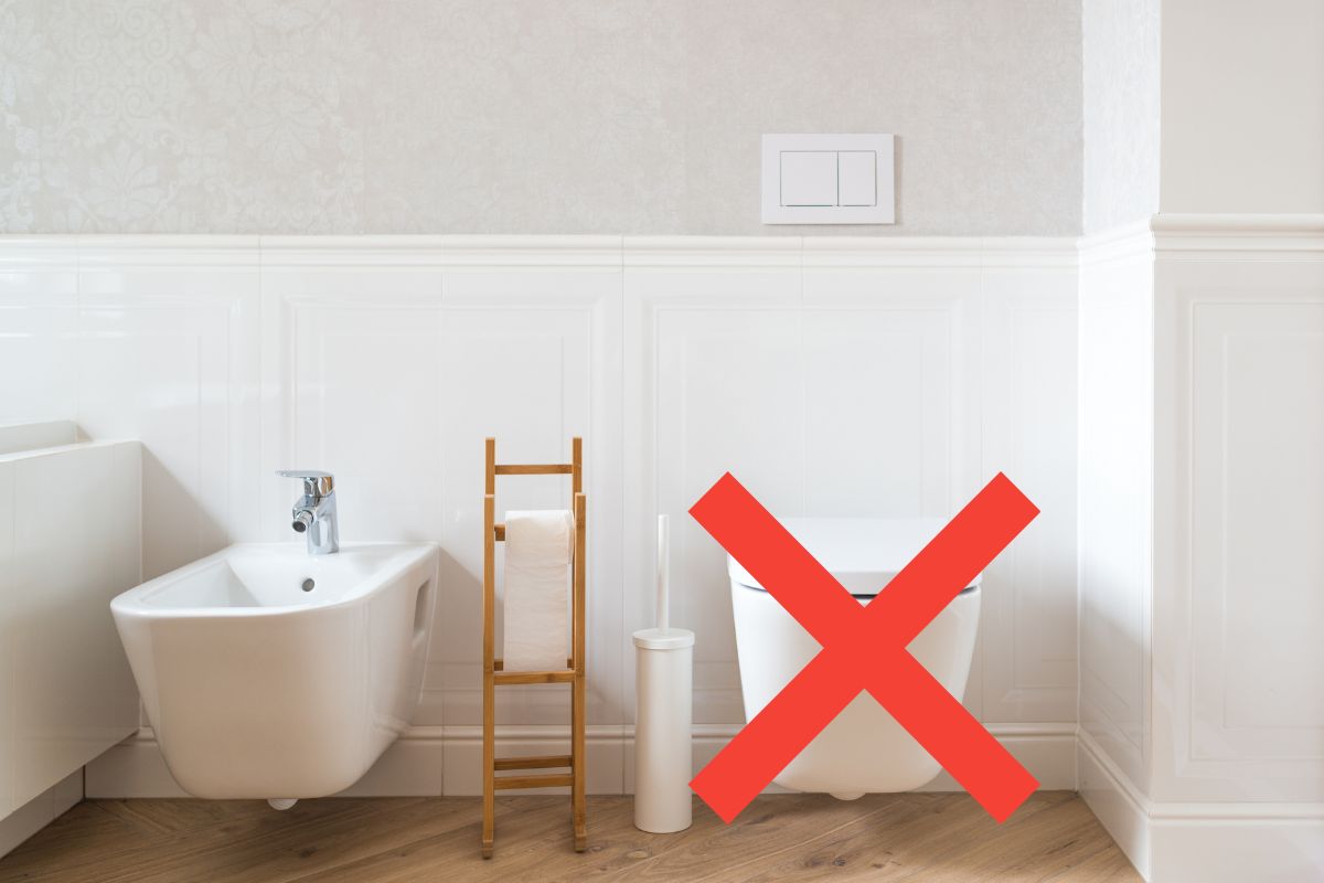 bagno con x sopra il bidet