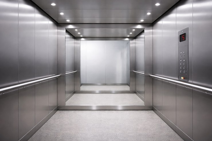 ascensore molto grande con specchio