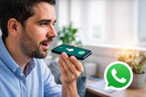 uomo invia messaggio vocale