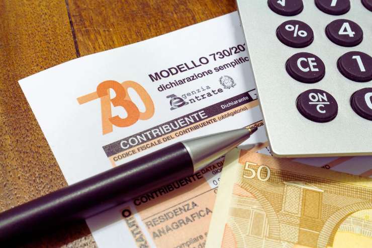 modello730 e calcolatrice con penna