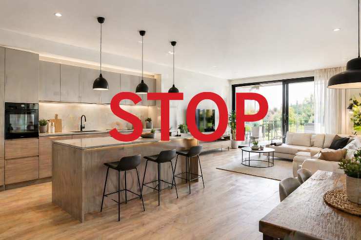 cucina open space e scritta stop