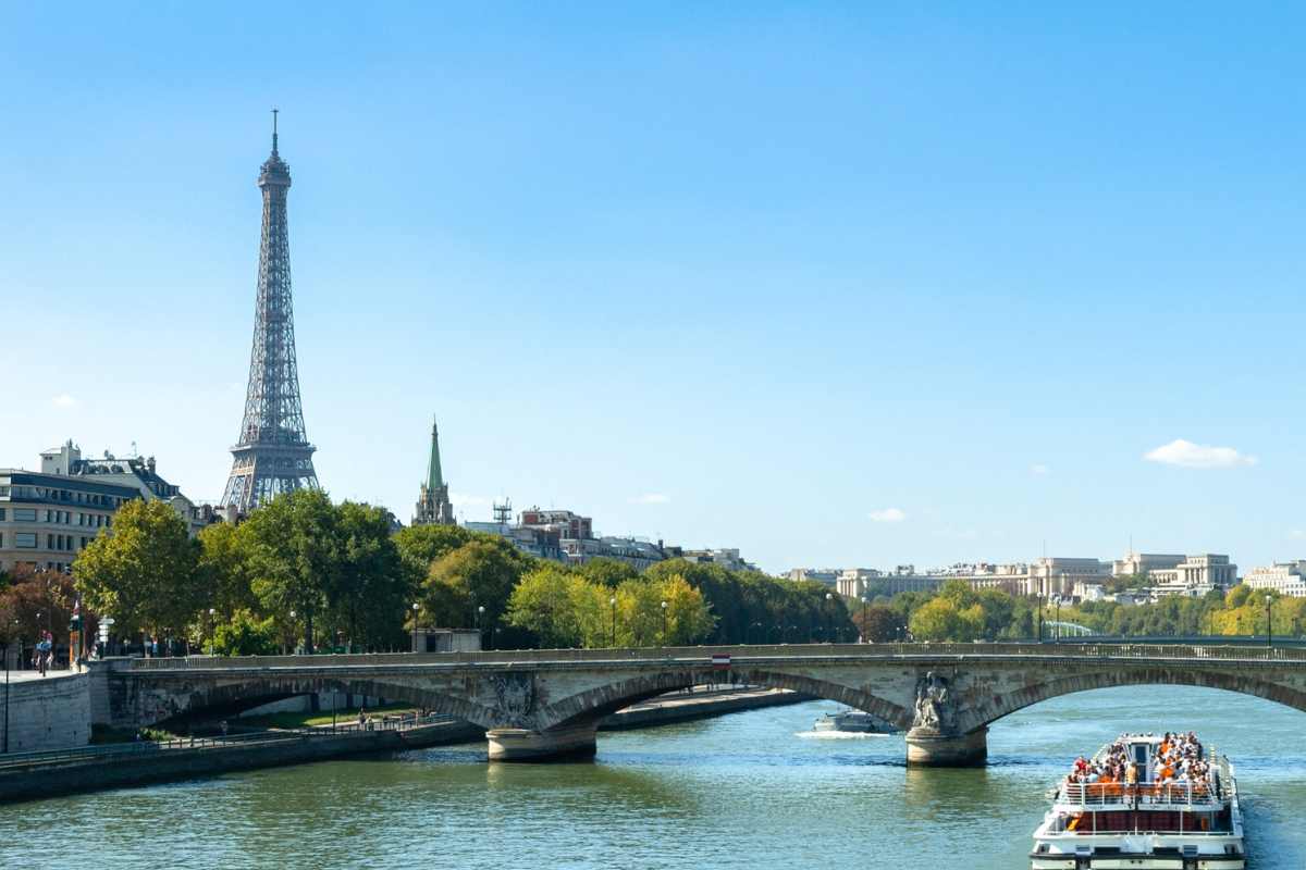 torre eiffel e senna con battello