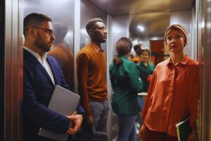 persone in ascensore