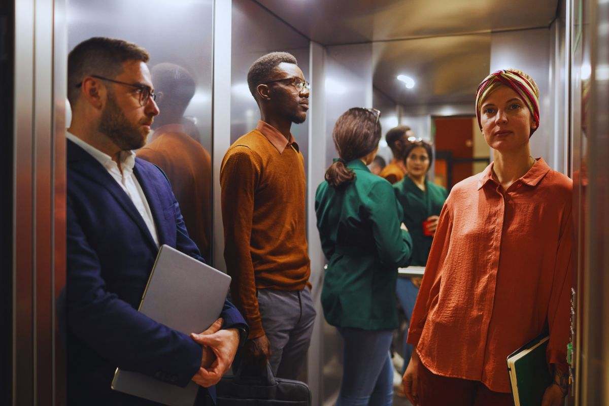 persone in ascensore